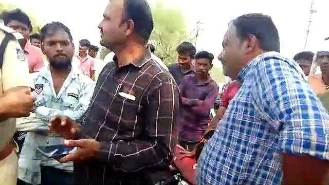 रॉयल्टी काटने के नाम पर चल रही थी अवैध वसूली, पुलिस ने मौके पर पहुंची