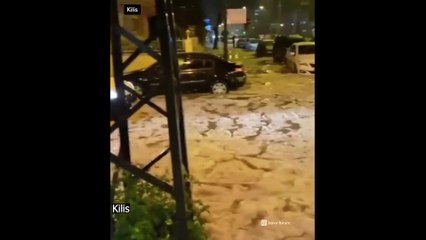 Kilis ve Gaziantep'te dolu ile birlikte gelen sağanak yağış hayatı felç etti