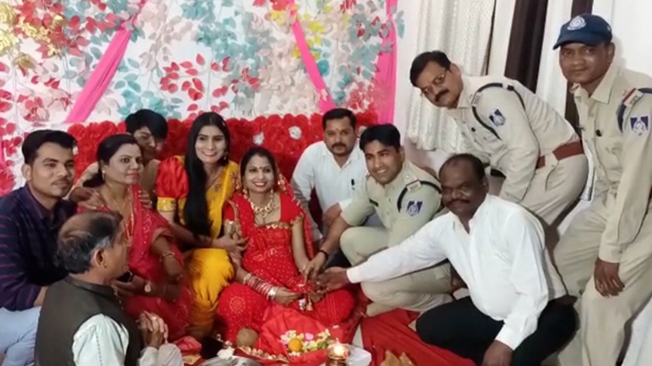 थाने में महिला आरक्षक की गोद भराई की रस्म, टीआई से लेकर आरक्षक हुए शामिल।