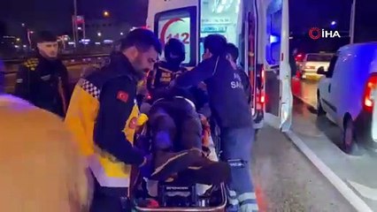 Kocaeli'de otomobil demir bariyerlere çarptı, vatandaş yaralıyı yağmurdan montuyla korudu