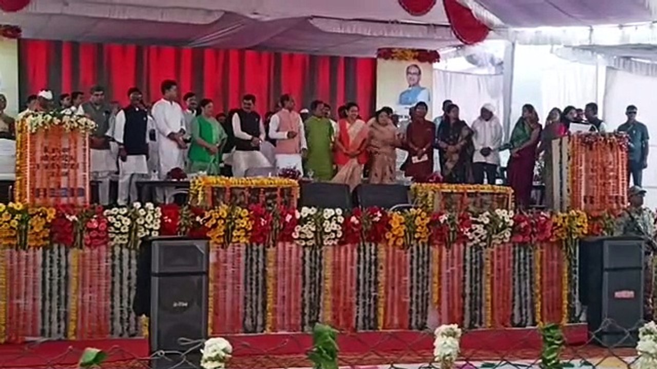 Sisters of Burhanpur tied special rakhi to Shivraj