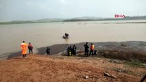 ŞANLIURFA'DA SELDE KAYBOLAN TIR ŞOFÖRÜ VE TIR ARANIYOR, ARAÇTAN BİRKAÇ PARÇAYA ULAŞILDI