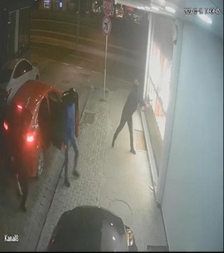 BAŞAKŞEHİR'DE KALDIRIM TAŞIYLA CAMLARI KIRIP HIRSIZLIK YAPAN ŞÜPHELİ YAKALANDI