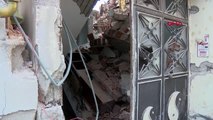 Hatay'da ağır hasarlı binalardan eşya kurtarma çabası