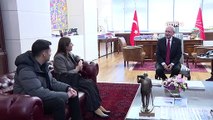 Öldürülen eski Diyarbakır Barosu Başkanı Tahir Elçi’nin eşi Türkan Elçi, CHP'ye katıldı: Rozetini Kılıçdaroğlu taktı
