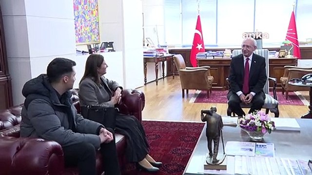 Öldürülen eski Diyarbakır Barosu Başkanı Tahir Elçi’nin eşi Türkan Elçi, CHP'ye katıldı: Rozetini Kılıçdaroğlu taktı