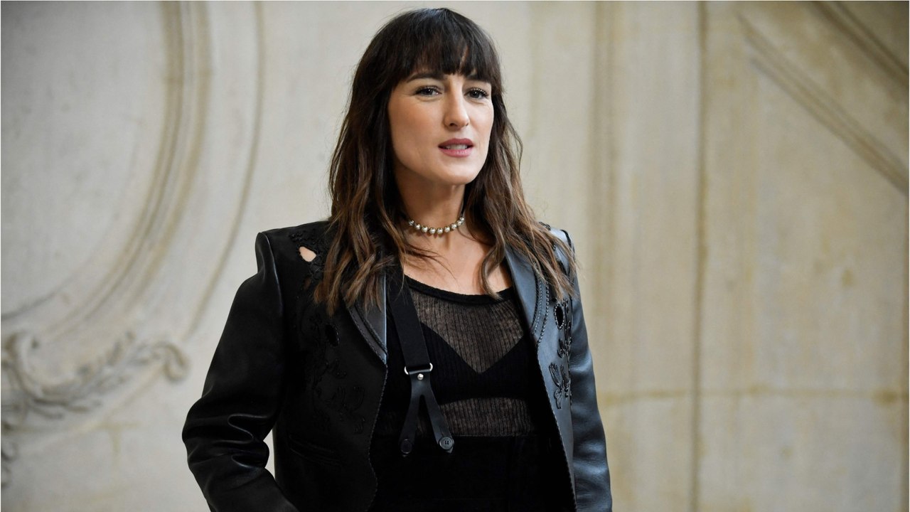 VOICI : Juliette Armanet : panique pendant son concert à l'Accor Arena de Bercy, les spectateurs évacués