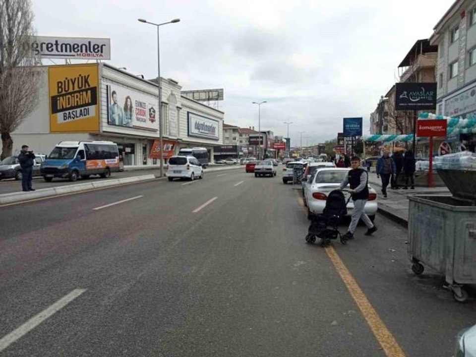 Sarhoş olduğu iddia edilen tır sürücüsü 7 araca çarptı... O anlar kameraya böyle yansıdı