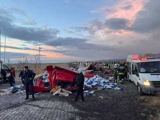 Hurdaya dönen TIR'ın kabininde sıkışan sürücüyü itfaiyeciler çıkardı