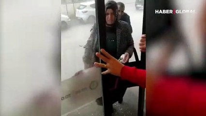 Dolu yağışında çareyi dükkana sığınmakta bulan kuşun görüntüleri sosyal medyada viral oldu