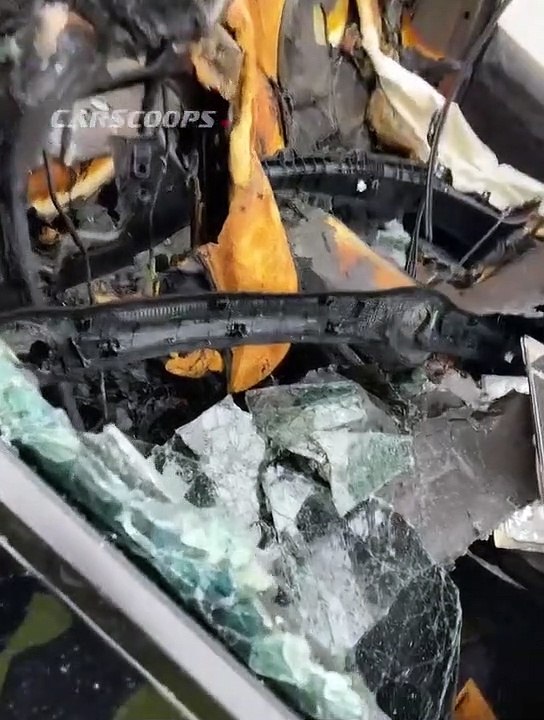 اشتعال النيران في سيارة تسلا 3 أثناء القيادة وتفحمها بالكامل