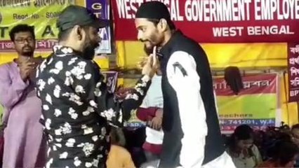 কলকাতাঃ নওশাদ সিদ্দিকীর সামনে গিয়ে চোখ রাঙিয়ে সজোরে ধাক্কা, কে এই যুবক !