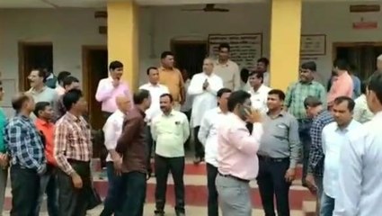 सुलतानपुर: शिक्षकों ने कॉपियों का नहीं किया मूल्यांकन,अपनी मांगों को लेकर धरने पर बैठे