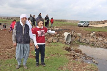 SAĞANAKTA KÖPRÜ YIKILINCA, ÖĞRENCİLERİ DERENİN DİĞER TARAFINA SIRTLARINDA TAŞIYARAK GEÇİRDİLER