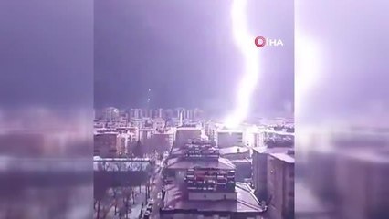 Yıldırımın binaya isabet etmeği an kamerada