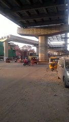 खतरे के बीच लग रहीं दुकानें