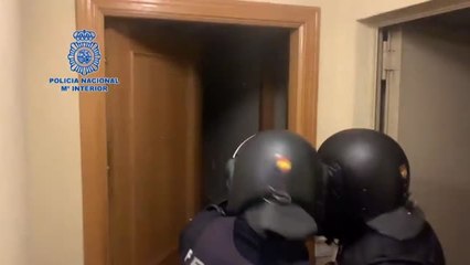 Tải video: La Policía Nacional desarticula a una banda dedicada al robo de catalizadores