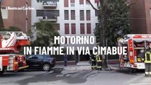 Incendio Bologna, motorino in fiamme in via Cimabue. Il video dell'intervento dei vigili del fuoco