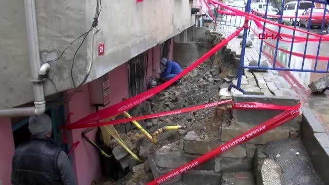 AVCILAR'DA İSTİNAT DUVARI ÇÖKTÜ, BİNA HASAR GÖRDÜ