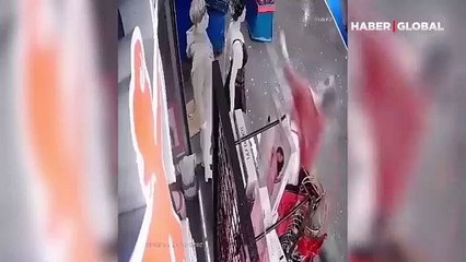 Fatih'te kadın iç çamaşırı giydirilen cansız mankenlere tekmeli saldırı: "Bunlar kadın bedenini teşhir ediyor"
