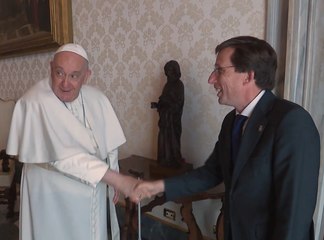 Lo que dice el papa Francisco en pleno saludo con Almeida es de ver y no creer