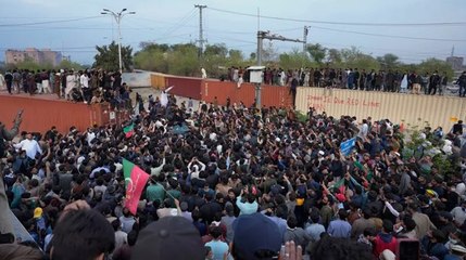 Pakistan'da eski Başbakan Imran Khan'ın konutuna polis operasyonu