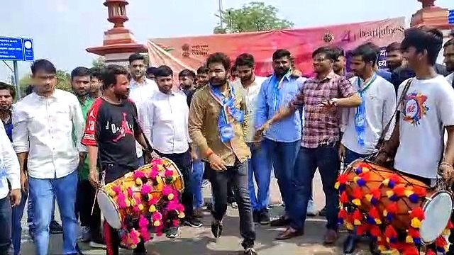 राजस्थान विवि के बाहर गूंजे सीएम जिंदाबाद के नारे, एनएसयूआई ने किया खुशी का इजहार