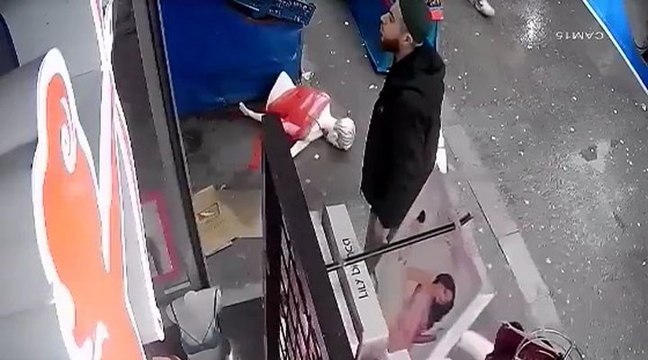 Fatih'te kadın iç çamaşırı giydirilen cansız mankenlere tekmeli saldırı 