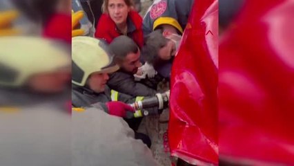 HURDAYA DÖNEN TIR'IN KABİNİNDEN SIKIŞAN SÜRÜCÜ KURTARILDI