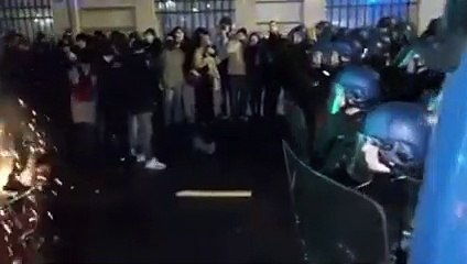 Shocking Moment French Police Kick Man During Anti-Pension Bill Protest in Paris لحظة مروعة ركلت الشرطة الفرنسية رجلاً خلال احتجاج ضد مشروع قانون التقاعد في باريس -