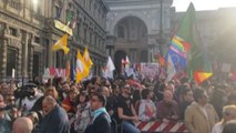A Milano in piazza con una penna per diritti famiglie lgbt