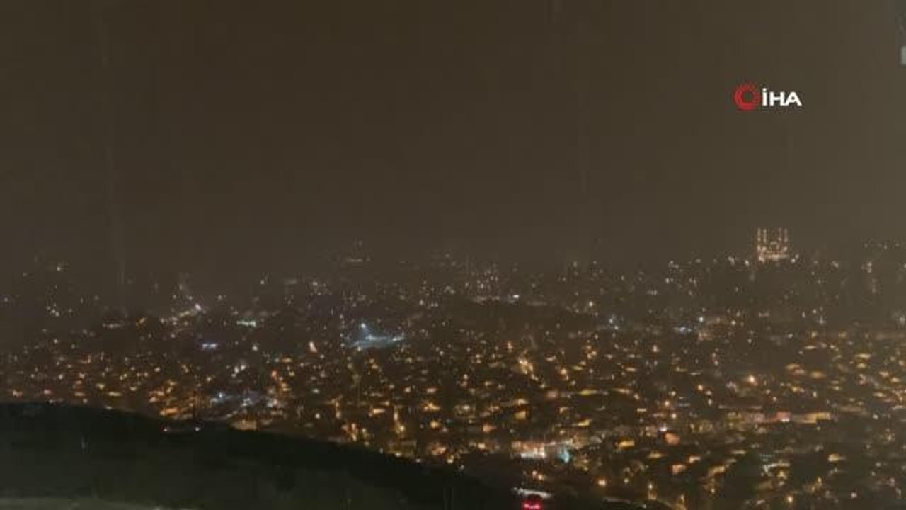 Depremin merkez üssünde şimşekler geceyi aydınlattı