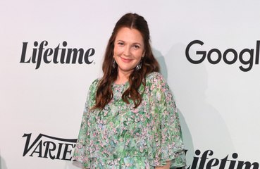 Drew Barrymore defiende 'al gruñón' de Hugh Grant