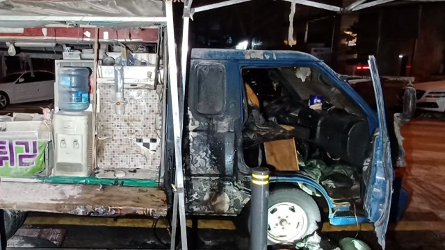 도로 위 포장마차 트럭에서 불...40대 업주 2도 화상 / YTN