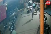 Video: मैनपुरी में दबंगों ने पत्रकार और उसकी बेटी का किया अपहरण, वारदात CCTV में कैद