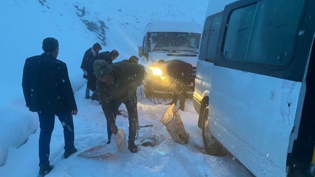 Doğuda kar ve sis esareti: Araçlar yolda kaldı