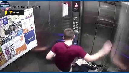 Asansöre binen sarhoş asansörü parcaladi