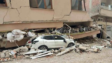 5 katlı binanın enkazından altındaki araçlar sayesinde kurtuldular... Bu binadan sadece 5 aile sağ çıktı