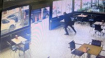 İStanbul'da kafede silahlı çatışma anı kamerada