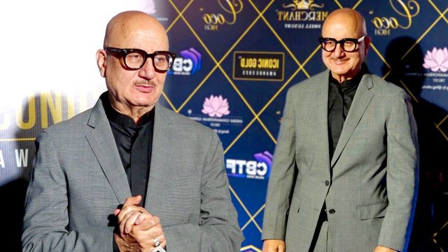 Anupam Kher आइकोनिक गोल्ड अवार्ड्स 2023 के रेड कार्पेट में अपना स्टाइलिश लुक में नजर आए