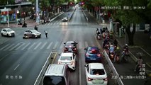 Çin'de Bir Aracın Altında Kalan Motosiklet Sürücüsünün İmdadına Yoldan Geçenler Yetişti