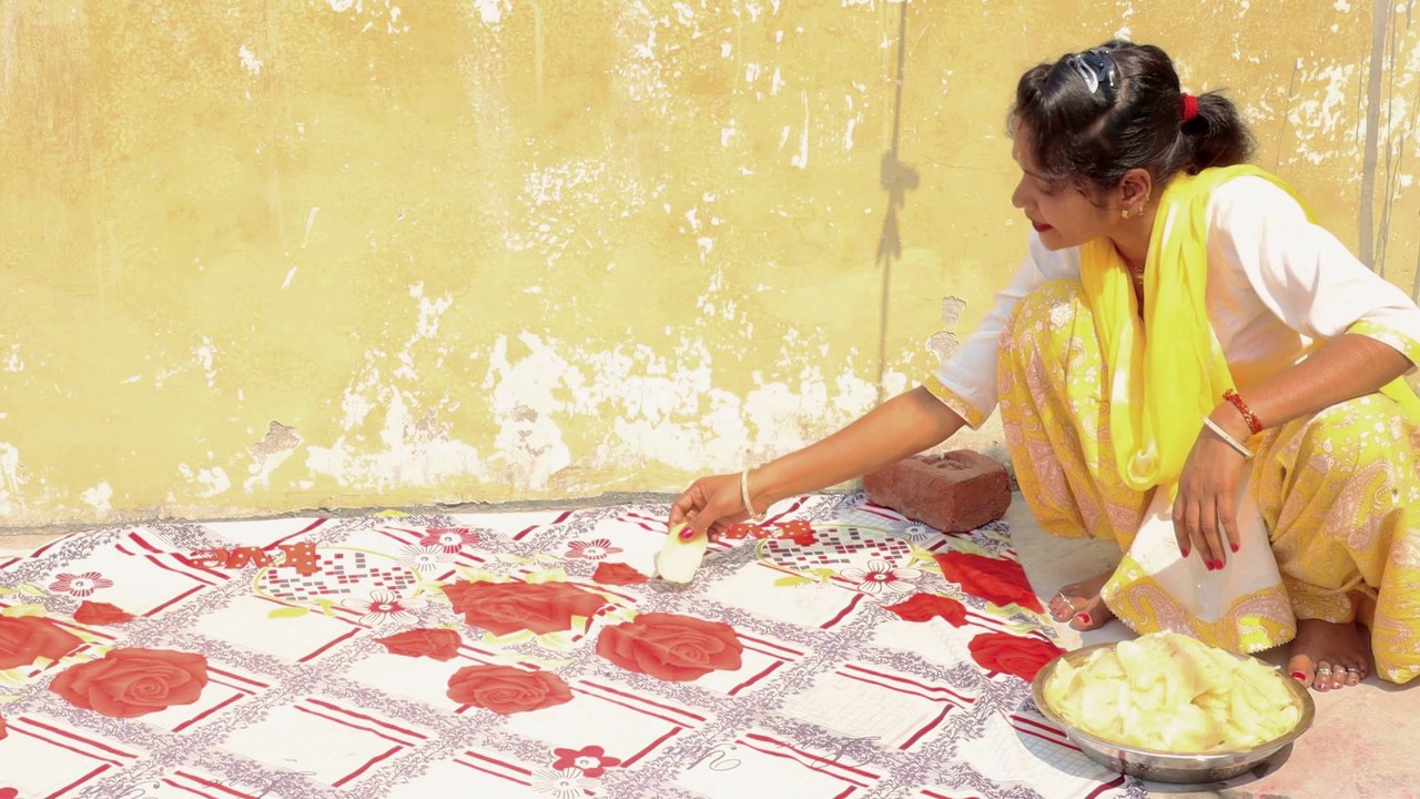 बाज़ार जैसी क्रिस्पी आलू की चिप्स अब बनाये घर प...