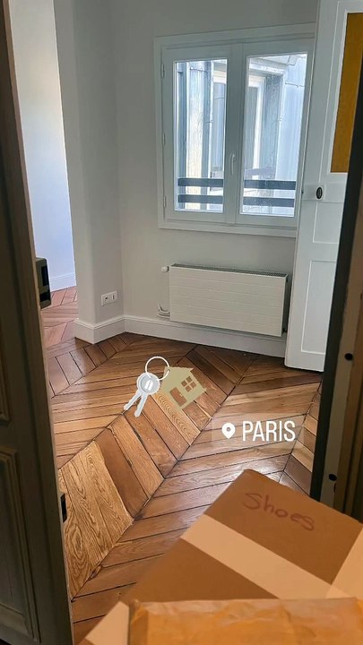 Pour déménager, la belle blonde a pu compter sur plusieurs de ses amis.Kelly Vedovelli dévoile les premières images de son nouvel appartement.