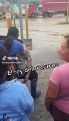 Muchacho ingenio curioso negocio gracias a las inundaciones en Lima