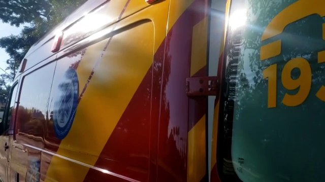 Mulher é socorrida após sofrer queda de plano elevado no Centro