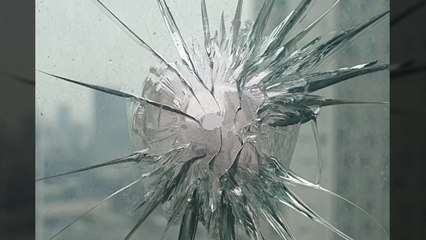 쇠구슬 쏴 이웃집 유리창 깬 60대 구속..."도주 우려" / YTN