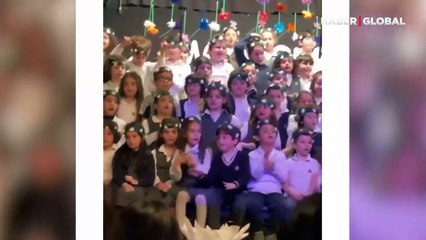 Gösteriyi izleyen küçük çocuk, kendini müziğin ritmine bıraktı: O anlar viral oldu!