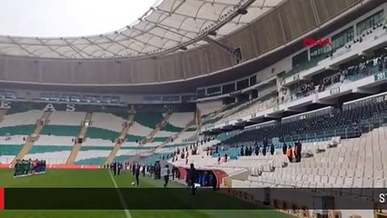 STADYUMDAKİ SES SİSTEMİ ARIZALANINCA İSTİKLAL MARŞI AMBULANSTAN SESLENDİRİLDİ