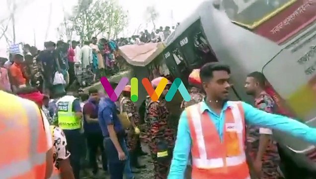 TRAGIS! Kepala Bus Tembus Pagar Jalan Tol dan Jatuh ke Parit