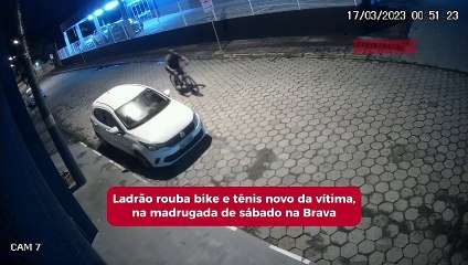 Ladrão pula portão, rouba bike e deixa tênis velho